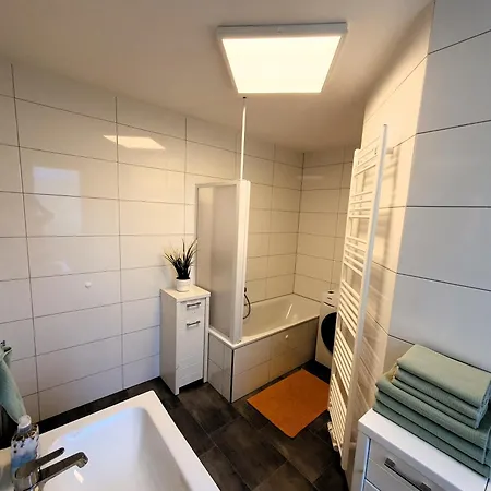 Radfreundliches Wohlfuehl-apartment Mit Terrasse Und Parkplatz - Woody * Шверин